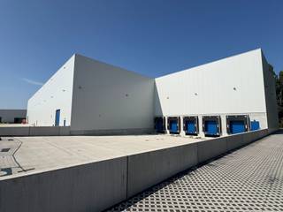 <span>- 6.444m² magazijn<br />- 5 los- laadkades<br />- 3 gelijkvloerse poorten<br />- 12m vrije hoogte onder spant<br />- 5T/m² draagkracht vloer bij verdeelde belasting<br />- 10T is de maximale puntlast op de vloer <br />- sprinklerinstallatie <br />- daglichtstraten<br />- sanitair </span>