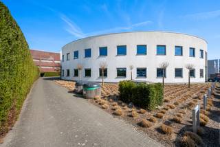 Dit uitzonderlijk kantorencomplex geniet van een uiterst strategische ligging. Alle belangrijke snelwegen en verbindingswegen bevinden zich op...