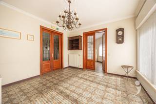 <p><span>Op te frissen woning met karakter in het centrum van Wijgmaal</span></p><p><span>Deze karaktervolle woning, voorheen uitgebaat als B&amp;B, geniet van een uitstekende ligging in het centrum van Wijgmaal, op slechts enkele minuten van de historische binnenstad van Leuven.</span></p><p><span>De woning biedt een bewoonbare oppervlakte van 217 m² (volgens EPC) en beschikt over vier volwaardige slaapkamers, elk voorzien van een eigen wastafel, evenals twee badkamers en een functioneel ingerichte keuken. De leefruimte is opgedeeld in twee ruime delen en geniet van veel natuurlijke lichtinval dankzij de grote raampartijen.</span></p><p><span>Hoewel de woning in het algemeen in een zeer degelijke staat verkeert, is een energetische renovatie aangewezen (EPC-label F). Daarnaast kan de woning naar eigen smaak opgefrist worden.</span></p><p><span>De elektrische installatie is momenteel niet conform, maar vereist slechts beperkte aanpassingen. Wat asbest betreft, is er enkel sprake van gevelleien; verder is de woning asbestveilig.</span></p><p><span>Buiten beschikt de woning over een aangenaam terras, een gezellige tuin en een veranda, ideaal om tot rust te komen. Bovendien biedt de kelder extra bergruimte.</span></p><p><span>Interesse in deze woning met tal van mogelijkheden? Vraag vandaag nog meer informatie of plan een bezoek via 016 15 31 15 of info@immolivit.be</span></p>