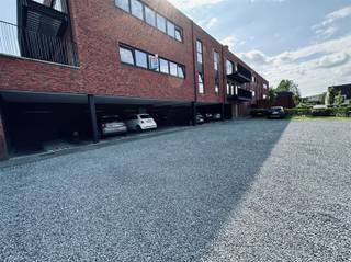 Een overdekte autostaanplaats die zich bevindt aan een recent appartementencomplex nabij het centrum van Steendorp.Carport 2 is nog vrij...