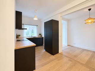 <p>Dit volledig gerenoveerde gelijkvloerse appartement ligt op een gunstige locatie in Deurne, vlak bij groen én de stad. De lichtrijke leefruimte sluit aan op de volledig uitgeruste open keuken en geeft via het grote schuifraam toegang tot de zonnige, westgerichte tuin.</p>
<p>Het appartement beschikt over een ruime slaapkamer van ca. 13 m², een moderne badkamer met inloopdouche en wastafelmeubel, een apart gastentoilet en een ruime kelderberging. Het volledige gebouw werd in 2024 totaal gerenoveerd en dankzij EPC-label B geniet u bovendien van een energiezuinige woonst.</p>
<p>Een instapklaar appartement met tuin op een fijne locatie? Maak snel een afspraak!<br />Onmiddelijk beschikbaar.</p>