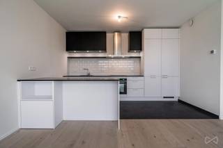 Tél : 0456 87 27 16 / E-mail : juliana.t@weinvest.be<br /><br />We Invest presents this beautiful 2 bedroom flat located near all amenities, in a new construction along the Canal.<br />It is composed as follows: an entrance hall with separate toilet, a pleasant and bright living space with open kitchen and terrace. There are two bedrooms and a bathroom. A cellar is also rented with the flat.<br /><br />Compulsory parking: 100€.<br />Charges: 100€.<br /><br />Provisional PEB: C<br /><br />Available from October 30, 2026 – book your viewing soon!
