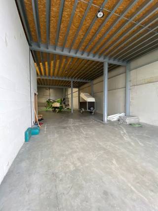 Espace de stockage à louer à Gand - Mariakerke. L'entrepôt de 432 m² a une hauteur libre de 8 mètres, un sol en polybéton, un éclairage, des installations sanitaires, un puits de lumière et des rayonnages STOW. Il y a une mezzanine de 216 m², d'une hauteur de 4,3 mètres, actuellement utilisée comme bureau. Elle est également climatisée, éclairée et équipée d'une kitchenette. Deux autres places de parking se trouvent devant la zone de stockage. La propriété est disponible à partir du 30/11.<br /><br />Si vous êtes intéressé, contactez Structura.biz pour une visite des lieux.