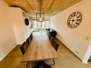 <p>Instapklaar appartement te koop in een aangename woonwijk in Deurne op wandelafstand van de Bosuil, supermarkt, lekkere Thai en een tramverbinding richting Antwerpen Stad.<br />Totaalrenovatie van het appartement werd gedaan in 2016<br />Totaaloppervlakte van het appartement bedraagt 89m2</p><p>Het betreft een ruim appartement dat in gevoel verstrekt wordt door haar ramen op 2 zeiden. Twee slaapkamers, één badkamer, twee kelderruimtes, een verzorgde VME. Vooral de naakte plafond is speels en geeft het appartement een ander gevoel dan de standaard.</p><p>Mogelijkheid tot overname huurgarage.</p><p>Zeer lage gemeenschappelijke kost.</p>