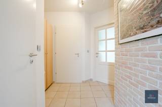 Ga naar www.makelaarshuys.be , klik op te koop en schrijf u in voor de bezoekdagen. <br /><br />Zeer goed onderhouden en instapklare halfopen bebouwing met oprijlaan en zonnige tuin. <br />De woning is voorzien van alle moderne comfort en heeft een tijdloze uitstraling.<br /> <br />De bewoonbare opp. 198m² is verdeeld over inkomhal, toilet, berging cv -lokaal . <br />De open leefkeuken is uitgerust met toestellen en heeft een aparte eethoek met toegang tot het terras. (voorzien van zonnewering en rolluiken). Er is een aparte (was)berging. <br /><br />De lichtrijke woonkamer biedt voldoende ruimte voor een extra eethoek en gezellige zithoek .<br />Via het schuifraam heeft u toegang tot het terras en de aangename tuin met moderne tuinberging en tuinhuis en achterpoortje. <br /><br />Op de eerste verdieping bevinden zich 4 comfortabele slaapkamers en een vernieuwde moderne badkamer. De badkamer is voorzien van een luxe inloopdouche en een wastafelmeubel en toilet. <br /><br />Via een vaste trap bereikt u de 2de verdieping waar u een polyvalente ruimte heeft of een 5de slaapkamer. <br /><br />De woning is voorzien van centrale verwarming op aardgas. <br />Er zijn 18 zonnepanelen ( 275wp) en een Durasun thuisbatterij. <br />Gunstig EPC 108 , B-label. <br />Conforme elektrische keuring <br />Geen asbest <br /><br />De woning is vrij 1/1/2027 . <br /><br />Gelegen in een rustige en kindvriendelijke buurt, ideaal voor gezinnen, nabij winkels, <br />scholen, sportfaciliteiten, openbaar vervoer , vlotte verbindingswegen, …<br /><br />Info: sofie@makelaarshuys.be of 0468 24 65 84