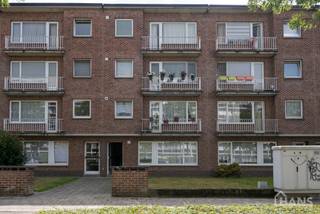 Dit recent gerenoveerd appartement is gelegen op de 3de verdieping in een gebouw zonder lift.<br />Het omvat een inkomhal; apart toilet; technische ruimte; leefruimte; keuken met kasten, kookplaat, dampkap, oven en ruimte voor een eigen koelkast en vaatwasser; berging met ruimte voor wasmachine en droogkast; badkamer met inloopdouche wastafel in meubel, spiegelkast en handdoekdroger; 2 slaapkamers waarvan de kleinste toegang geeft naar het achterliggend terras.  Tot slot is er een garagebox inbegrepen.<br /><br />Gemeenschappelijke kosten: 15 EUR voor de minuterie.  De nutsvoorzieningen zijn privatief.<br />Geschikt voor maximaal 4 personen.<br />Beschikbaar op 01/11/2026.<br /><br />Huurwaarborg bedraagt 3 maanden huur.<br />Plaatsbeschrijving door extern bedrijf met gedeelde kosten.<br /><br />Een bezoek ter plaatse kunt u enkel online reserveren op www.hansvastgoed.com.<br />Voor meer informatie, bezoek onze website www.hansvastgoed.com of neem contact op met info@hansvastgoed.com of +32 3 366 05 30.