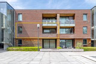 - Rustige ligging in Dadizele-centrum: Ter Klippe 29<br />- Instapklaar appartement op de eerste verdieping (lift aanwezig)<br />- Lichtrijke leefruimte met open keuken<br />- Handige berging, aansluitend op de keuken<br />- Zonneterras, uitgevend op het binnenplein<br />- 2 volwaardige slaapkamers<br />- Badkamer met wastafel, douche en toilet<br />- Extra apart toilet<br />- Uitstekend EPC: label A (74 kWh/m²/jaar, UC: 3917171)<br />- Richtprijs: € 249.000<br />- Optie tot aankopen garage: € 20.000