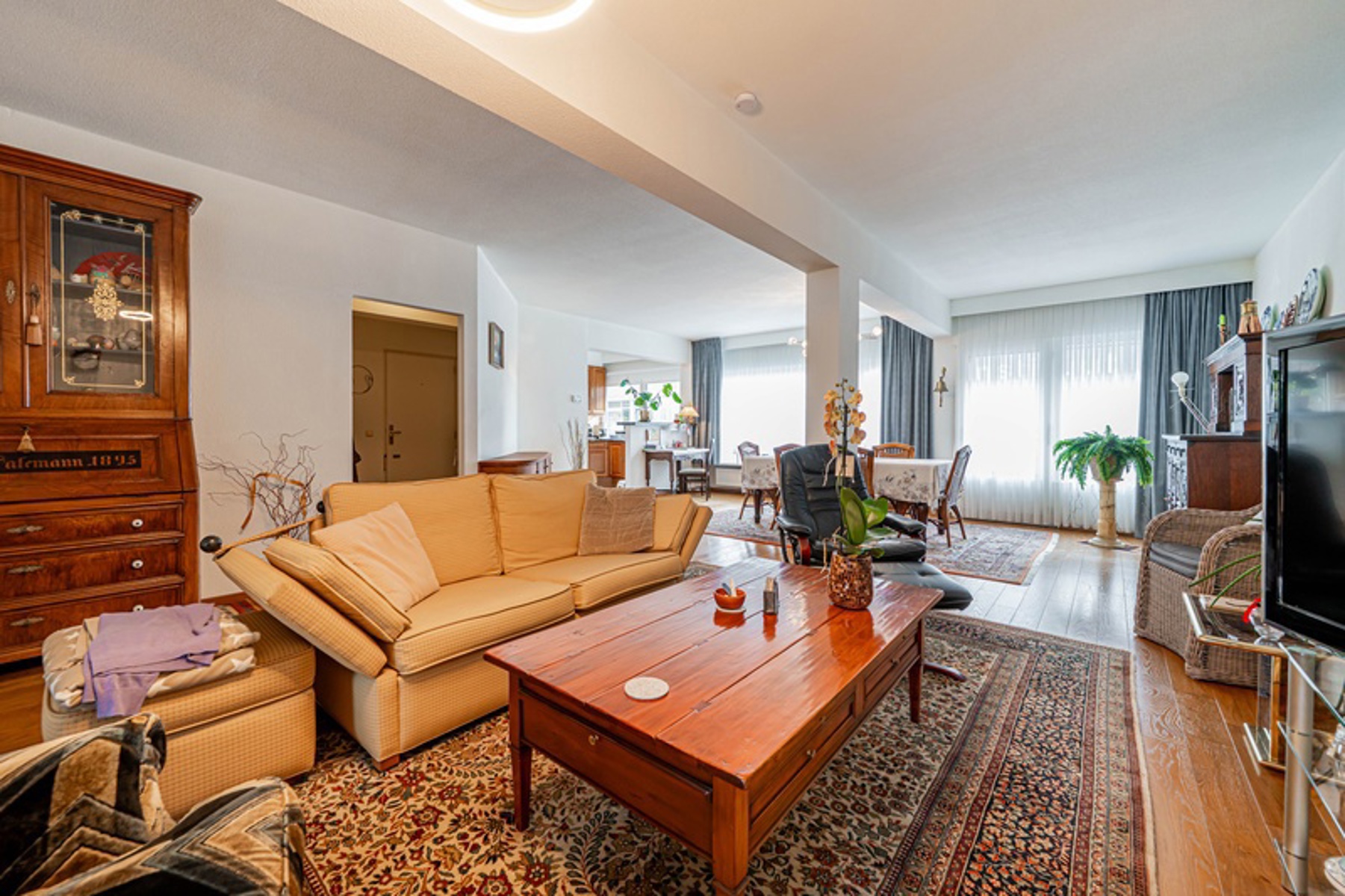 Ruim appartement met uitzonderlijk groot terras en parking midden in het centrum! - foto 4