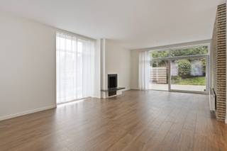 Ontdek deze ruime, recent gerenoveerde woning in het hart van Schepdaal.<br /><br />Geniet van een lichte en open leefruimte dankzij de grote schuiframen. Deze instapklare woning is perfect voor gezinnen die op zoek zijn naar comfort, ruimte en zorgeloos wonen, zonder renovatiestress. Gelegen op wandelafstand van winkels, kleuter- en basisscholen, banken en restaurants, en bovendien uitstekend bereikbaar via de Ninoofsesteenweg en de R0.<br /><br />Indeling: gelijkvloers: inkomhal, mooie ruime living met veel natuurlijke lichtinval en een open haard, ingerichte keuken met alle nodige toestellen, toilet en wasplaats. Aansluitend doorgang naar gezellige tuin met ruim terras via schuifraam of achterdeur.<br />Op de verdieping: nachthal, vier grote slaapkamers van 14 m² waarvan 1 met en-suite badkamer, een apart toilet en een tweede badkamer; <br />Op het kelderniveau: garage voor twee wagens en voorraadkelder; <br />Zolderverdieping: trekluik naar zolderverdieping. <br /><br />Deze woning heeft een EPC-label C, conforme elektriciteit en geen asbest!<br /><br />Voor meer info of een bezoek, contacteer stephanie@woonkantoor.be of 0477 81 67 75