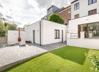 Exclusief Herenhuis in de Riddersstraat te Leuven, volledig gerenoveerd in 2026 tot een luxueuze, energiezuinige stadswoning met een uitzonderlijke afwerkingsgraad. Dit statige pand op een perceel van 4 are combineert grandeur met modern wooncomfort en biedt in totaal 225 m² bewoonbare oppervlakte, aangevuld met een prachtig tuinbureel van 25 m²— ideaal voor wie thuis werkt in stijl en rust.<br />Bij het binnenkomen valt meteen de fenomenale glazen deur op tussen inkomhal en leefruimte, een architecturaal statement dat licht, ruimte en elegantie samenbrengt. De leefruimtes zijn afgewerkt met parketvloeren, een luxe keuken met hoogwaardige toestellen en twee verfijnde badkamers die dezelfde premium uitstraling doortrekken.<br />De woning telt vijf slaapkamers, waardoor zowel grote gezinnen als liefhebbers van ruimte hier hun perfecte match vinden. Daarnaast zijn er twee terrassen die verschillende momenten van de dag bedienen, en een achteringang op het perceel die een vlotte toegang voor fietsen garandeer —een zeldzame troef in het centrum van Leuven.<br />Het energieverhaal is al even indrukwekkend: EPC A, zonnepanelen, thuisbatterij en een totaalrenovatie die volledig inzet op toekomstbestendig wonen. Het tuinbureel van 25 m² vormt een aparte, serene werkplek met zicht op groen, waardoor werk en ontspanning moeiteloos in elkaar overvloeien.<br />Een uniek herenhuis waar karakter, luxe en duurzaamheid elkaar versterken—een buitenkans in hartje Leuven! Meer info of een bezoek ter plaatse inplannen? info@covas.be // 016 40 60 20 // www.covas.be
