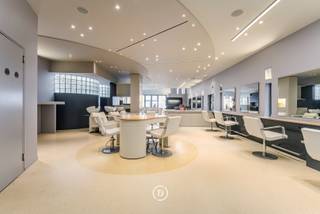 Op zoek naar een ruime locatie voor jouw zaak of praktijk? Ontdek de mogelijkheden van dit commerciële pand op een zichtbare toplocatie aan de Westlaan in Roeselare!<br /><br />Dit ruime handelspand van ca. 240 m² op het gelijkvloers biedt tal van mogelijkheden voor ondernemers die op zoek zijn naar een professionele, veelzijdige en vlot bereikbare locatie.<br /><br />Dankzij de bestaande inrichting en de praktische indeling is het pand bijzonder geschikt voor uiteenlopende activiteiten. Denk aan een kantoorruimte, groepspraktijk, medische of paramedische praktijk, of pilatesstudio? Ook wie droomt van een eigen koffiebar, saladebar of een ander kleinschalig horecaconcept, vindt hier een interessante uitvalsbasis, onder voorbehoud van de vereiste toelatingen en vergunningen. <br /><br />Kortom, een pand met ruimte voor jouw plannen. <br /><br />Het pand beschikt over een ruime inkom met onthaalbalie, vestiaire, technisch lokaal, twee kitchenettes, berging en een refter met keuken. De bestaande inrichting, ingewerkte ledverlichting en plafondluidsprekers zorgen voor een verzorgde en praktische basis die je naar eigen wens verder kunt invullen.<br /><br />Achteraan bevindt zich een grote glaspartij die uitkijkt op een terras. Bovendien zijn er 11 gemeenschappelijke parkeerplaatsen beschikbaar, een mooie troef voor zowel klanten en patiënten als medewerkers en bezoekers.<br /><br />Gelegen aan de Westlaan, in het bruisende centrum van Roeselare, geniet dit pand van een goede zichtbaarheid en passage dankzij de omliggende winkels, handelszaken, (avond)scholen, dansschool,... . Ook apotheken, banken en supermarkten bevinden zich in de nabije omgeving.<br /><br />De uitstekende bereikbaarheid en de Mobiscore van 9/10 maken deze locatie extra aantrekkelijk.<br /><br />Of je nu een praktijk, kantoor, studio of een vernieuwend horeca-idee wilt uitbouwen: dit pand biedt ruimte om jouw plannen vorm te geven.<br /><br />Interesse? Contacteer ons voor meer informatie of een bezoek ter plaatse en ontdek zelf de mogelijkheden!