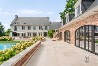 <p>Venez nous rendre visite lors de la JOURNÉE PORTES OUVERTES le samedi 25/07 entre 10 h et 12 h, sur rendez-vous !</p><p><br />Une opportunité unique pour ceux qui recherchent une demeure haut de gamme aux finitions exceptionnelles, avec piscine, pool house/bureau (également accessible séparément), le tout dans un emplacement stratégique. <br /><br />Cette villa française datant de 1960 (architecte Jules Delarue) a été entièrement et élégamment rénovée en 2021, dans le respect de son caractère.<br /><br />La propriété offre des espaces de vie lumineux et spacieux, ainsi qu'une sensation d'ouverture. À l'extérieur, vous profiterez d'une allée aménagée en porphyre belge, d'un espace de stationnement, d'un garage, d'un jardin équipé d'une tondeuse robotisée et de vastes terrasses en marbre ancien. La piscine (2021, Bob Monteyne), en mosaïque gris clair, est entièrement équipée d’un système d’entretien automatique, d’un volet roulant à lames LED et d’un éclairage subaquatique. Le pool house/bureau, doté d’une charpente en chêne, d’un chauffage au sol et de pierres naturelles, peut être aménagé de manière polyvalente.<br /><br />Agencement : hall d’entrée avec sol en marbre d’origine, escalier en bois et ferronnerie, vestiaire et toilettes invités en marbre. Bureau avec placards sur mesure et porte pivotante. Spacieux espace de vie avec cheminée, parquet et moulures. Cuisine ouverte luxueuse en pierre naturelle avec chauffage au sol, appareils Miele, îlot en marbre avec cuisinière PITT et système audio intégré. Accès au pool house. Domotique pour le chauffage, l’éclairage et la piscine.<br /><br />La propriété dispose d’un sous-sol complet comprenant notamment une cave à vin, une buanderie, un débarras et un « man cave ». Au premier étage : 4 chambres avec placards sur mesure, 3 salles de bains en marbre et un dressing (25 m²). Le deuxième étage offre 2 espaces polyvalents (bureau, salle de jeux, chambres supplémentaires, salle de cinéma climatisée) avec douche et toilettes.<br /><br />En plus : aménagement sur mesure (Interieur Projects), travaux de peinture (Wouter Vanlerberghe), éclairage (Trizo), fenêtres (Pouleyn), système d'alarme. Chauffage central au gaz naturel, double vitrage, installation électrique conforme.<br /><br />Une demeure d'exception alliant luxe, espace et finitions soignées.</p>