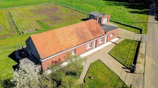 <p>Te koop: Karaktervolle open bebouwing in Tielt-Winge, gelegen in een landelijke omgeving met vrij zicht en nabij de op- en afrit van de E314.</p><p><br /></p><p>Deze woning uit het begin van de 20e eeuw biedt een unieke combinatie van rust, ruimte en bereikbaarheid. Omgeven door agrarisch gebied geniet u hier van een groene setting. Het perceel van maar liefst 4.312 m² is ideaal voor dierenliefhebbers en biedt tal van mogelijkheden voor buitenactiviteiten. Dankzij de ligging vlakbij belangrijke invalswegen bent u snel verbonden met omliggende steden en voorzieningen.</p><p><br /></p><p>Bekijk de woning hier alvast volledig virtueel zowel binnen als buiten.</p><p><br /></p><p>Belangrijkste ruimtes:</p><p>• Woonkamer en toegang tot de veranda</p><p>• Keuken met dubbele spoelbak, elektrische kookplaat en dampkap</p><p>• Badkamer met zitbad en wastafel</p><p>• Twee slaapkamers</p><p>• Veranda met uitzicht op de tuin</p><p>• Berging met technische ruimte en verwarmingsketel</p><p>• Garage</p><p>• Kelder deels in kruipruimte</p><p>• Uitgestrekte tuin (4.312 m²)</p><p><br /></p><p>Troeven:</p><p>• Landelijke omgeving met vrij zicht</p><p>• Groot terrein geschikt voor dierenliefhebbers</p><p>• Vlotte bereikbaarheid nabij op- en afrit E314</p><p><br /></p><p>Neem vandaag nog contact op met uw ERA-makelaar voor een bezoek.</p><p><br /></p><p>JOUW DROOMHUIS. ZO GEVONDEN!</p>