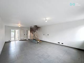 *** A VENDRE *** TUBIZE ! Superbe triplex 3 chambres avec terrasse et cave en plein centre, proche de toutes commodités et à 600m de la gare...