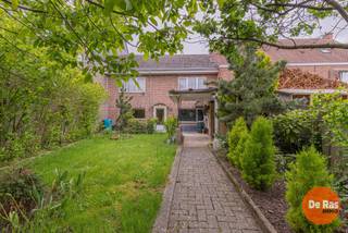 <strong>ERONDEGEM - Praktische woning met garage en tuin</strong><br />EERSTE BEZOEKDAG ZATERDAG 20/06 VAN 9U TOT 12U (enkel op afspraak!)<br /><br />Deze op te frissen gesloten bebouwing, gebouwd in 1968 op een perceel van 356 m², biedt een uitstekende combinatie van ruimte, comfort en potentieel. Doorheen de jaren werd de woning steeds met de nodige zorg onderhouden, waardoor ze vandaag een solide basis vormt voor wie op zoek is naar een eigendom die verder naar eigen smaak kan worden gemoderniseerd. Een bijzondere meerwaarde is de toegang aan de achterzijde van het perceel, een praktische troef die slechts zelden voorkomt bij een gesloten bebouwing.<br /><br />Bij het binnenkomen wordt u verwelkomd in een ruime inkomhal met traphal en gastentoilet. Vanuit de hal bereikt u de aangename woonkamer, die geniet van een mooie lichtinval. Verder beschikt de woning over een keuken en een polyvalente ruimte die perfect kan worden ingericht als bureau, hobbykamer of slaapkamer op het gelijkvloers.<br /><br />Op de eerste verdieping geeft de nachthal toegang tot drie volwaardige slaapkamers en een badkamer uitgerust met een douche en toilet. Daarnaast beschikt de woning over een praktische kelder met technische ruimte en extra bergruimte.<br /><br />Buiten geniet u van een aangenaam zuidoostgericht terras en een rustig, volledig omheind tuingedeelte waar u in alle privacy kunt ontspannen. De aanwezige garage zorgt bovendien voor extra comfort en parkeermogelijkheden.<br /><br />De woning wordt verwarmd op stookolie, waarbij de installatie conform is. Dankzij het EPC-label C biedt deze eigendom bovendien een gunstige energetische score.<br />Bent u op zoek naar een woning met een praktische indeling en een gezellige buitenruimte ? Bel voor een bezoek 053/60.65.60.<br /><br />De vermelde prijs is een richtprijs. Na ontvangst van de biedingen zal de verkoper beslissen of hij/zij de eigendom verkoopt aan het beste bod. De richtprijs is aldus niet bindend voor de verkoper. Voor meer info kunt u ons contacteren of het reglement raadplegen op onze website.