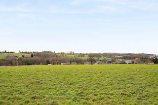 PRACHTIG GELEGEN degelijke grote woning met TUIN, GARAGE en genietend van een waanzinnig UITZICHT! 

Indeling: inkom en traphal, grote garage, berging. Op het 1ste verdiep bevinden zich de overloop, grote leefruimte, keuken en toilet. Het 2de verdiep bestaat uit de overloop, 2 slaapkamers, dressing en badkamer. GROTE ZOLDER met potentieel. 

TROEVEN: deels dubbele beglazing, centrale verwarming op mazout, grote tuin, PRACHTIGE LIGGING, betonnen gewelven.