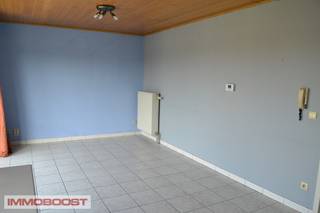 Appartement met 2 slaapkamers.<br /><br />Dit appartement is gelegen op wandelafstand van het openbaar vervoer naar Brugge, de kusttram, scholen, winkels, invalswegen en het strand.<br /><br />Het is ongeveer 56 m2 groot en is gelegen op de tweede verdieping van een klein gebouw, betonnen constructie (er is geen lift).<br /><br />Het heeft een hal, een kleine living met een eenvoudige open keuken, een apart toilet, een grote badkamer met ligbaden 2 volwaardige slaapkamers. Er is geen terras.<br /><br />De elektriciteit, verwarming en water zijn individueel. Er wordt verwarmd met een condensatieketel (dus met gas en niet op elektriciteit).<br /><br />PVC-ramen met dubbele beglazing.<br /><br />Op de badkamer is er aansluiting voorzien voor het plaatsen van een wasmachine + droogkast.<br /><br />Het EPC bedraagt 193 kwh/m2, dit wil zeggen dat het een energiezuinig appartement is.<br /><br />Plan je graag een bezoek ? Bel Sven 0477/31.99.93<br /><br />WG, niet -overstromingsgevoelig.<br /><br />lage gemeenschappelijke kosten : 25 euro per maand (onderhoud gang, minuterie,...)<br />huurwaarborg 3 maanden.<br />plaatsbeschrijf 180 euro excl. BTW.<br />er zal een kijkdag georganiseerd worden, laat uw gegevens achter : <strong>stuur ons een mailtje met je gegevens (info@immoboost.be)</strong>