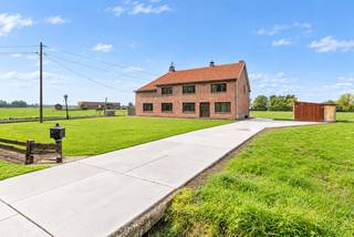 Zeer ruime, te renoveren ééngezinswoning (thans ingericht als 2 afzonderlijke woningen) met een totale bewoonbare oppervlakte van ca. 400 m². Gelegen op een perceel van 3.504 m² met een perceelbreedte van maar liefst 48 meter! Gunstig gelegen op een unieke locatie in agrarisch gebied (geen naaste buren). Beide woonunits zijn voorzien van een leefruimte, keuken, sanitair, verschillende slaapkamers, garage en bergingen. Het dak werd reeds volledig vernieuwd en geïsoleerd (2021). Deze woning kan gerenoveerd (of heropgebouwd) worden onder de voorschriften van een zonevreemde woning. Eigendom met tal van mogelijkheden (zorgwoning, kangoeroewoning, combinatie wonen/werken, enz.). EPC: 480 kWh/m² (renovatieverplichting van toepassing). Beschikbaar bij akte.