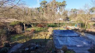 Zeer rustig en residentieel gelegen nabij golf-en meerdomein op 15 are 27 ca met openluchtzwembad. <br />Omvat: inkomhal, ruime living van 64m² met open ingerichte keuken, 2e living met kitchenette (38m²) of eventueel dienstig als bureelruimte/praktijkruimte of kangoeroewoning, berging, cv-ruimte, 3 slaapkamers, 3 bad/douchekamers en bureelhoek op mezzanine. Totale vloeroppervlakte: 269m². <br />De woning werd in 2002 verbouwd en in 2008 vergroot.<br />Elektriciteit is conform. Cv op aardgas. KI: 2.392 euro.<br />EPC: 263 kWh/m² jaar - energielabel C - UC:3799821-RES-1.<br />Afzonderlijk is er een carport/tuinhuis.<br />Stedenbouwkundige vastgoedinfo: vergunning uitgereikt - woonpark = residentieel woongebied - niet gelegen in verkaveling - geen voorkooprecht ruimtelijke ordening - geen rechterlijke herstelmaatregel of bestuurlijke maatregel opgelegd.<br />Niet overstromingsgevoelig - gebouwscore A - perceelscore A.