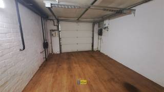 Op te frissen belle étage woning gelegen in een rustige woonwijk nabij uitvalswegen richting Antwerpen.Deze woning is voorzien van een oprit voor één...