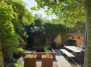 Patershol. Propriété exceptionnelle avec espace extérieur unique et emplacement de parking couvert à proximité<br /><br />Derrière la magnifique façade à pignons se cache une maison de maître unique, offrant une surface habitable de 316 m² et un espace extérieur d’environ 125 m².<br /><br />Cette propriété particulière est proposée à la vente avec une place de parking couverte à proximité (optionnelle).<br /><br />Outre son emplacement exclusif dans le Patershol, la maison dispose de plusieurs espaces de vie et de réception impressionnants, de chambres ainsi que d’espaces de détente répartis sur différents niveaux.<br /><br />Le caractère authentique de la maison, combiné avec l’ambiance chaleureuse de l’espace extérieur et son implantation unique, offre une expérience de vie exceptionnelle.<br /><br />Dans sa disposition actuelle, la maison comprend deux salles de bains et trois chambres, dont une avec un coin salon séparé pouvant également servir de chambre double communicante. Un atout supplémentaire est constitué par les 36 m² de panneaux solaires installés sur le toit.<br /><br />En résumé, une propriété extraordinaire située au cœur historique de la ville.