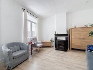 tweede verdieping:- inkomhal- leefruimte op laminaat met authentiek schouwelement en gaskachel- keuken voorzien van een gasfornuis, dampkap,...