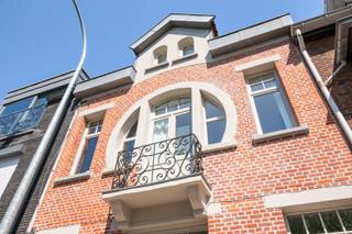 Ruime en uitstekend onderhouden authentieke woning uit 1925, gelegen in het hart van Kapellen. Deze karaktervolle gezinswoning combineert de charme van Art Deco en Art Nouveau met hedendaags wooncomfort en biedt een bewoonbare oppervlakte van ca. 157 m².De woning beschikt over 3 slaapkamers, met mogelijkheid tot een vierde slaapkamer, en 2 badkamers. De sfeervolle leefruimte ademt authenticiteit dankzij onder meer de aanwezige planchet en de karaktervolle elementen die eigen zijn aan de bouwperiode.Het authentieke karakter van de woning werd zorgvuldig gerespecteerd, terwijl het houten schrijnwerk met dubbele beglazing bijdraagt aan het hedendaagse wooncomfort.Ook praktisch is deze woning bijzonder compleet. Zo is er een afzonderlijke wasplaats, een binnenparking en werden op zolder reeds voorzieningen getroffen voor zonnepanelen en domotica. De woning wordt verwarmd via een gasketel uit 2019.Buiten geniet u van een aangename, oostelijk georiënteerde tuin en een ruim terras, waar u volop van de ochtendzon kunt genieten. De tuin biedt bovendien veel privacy, waardoor u hier in alle rust kunt ontspannen of gezellig tafelen met familie en vrienden.Dankzij de centrale ligging in Kapellen bevinden winkels, horeca, scholen en lokale voorzieningen zich op wandelafstand. Ook het openbaar vervoer is vlot bereikbaar, wat zorgt voor een uitstekende verbinding met de ruime omgeving.Een bijzonder verzorgde woning voor wie houdt van authentieke architectuur, karakter en comfort, zonder in te boeten aan een centrale ligging.Interesse? Neem contact met ons op voor meer informatie of om een bezoek in te plannen.Graag tot binnenkort bij Lefever Vastgoed in Kapellen.