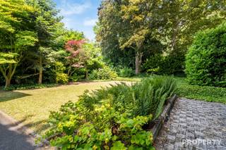 <p>Découvrez cette belle maison à HARELBEKE, un mélange parfait de confort et d'élégance sur un terrain spacieux de 750m². Avec une surface habitable de 180m², cette propriété offre trois chambres spacieuses et une salle de bain.</p><p>Aménagement : hall d'entrée avec toilettes invités, à l'avant il y a une cour avant qui peut servir comme bureau, salle de pratique,... en outre, il y a un salon spacieux avec beaucoup de lumière naturelle et une cuisine. Au premier étage, il y a 3 chambres spacieuses et une salle de bain ! La maison dispose d'un sous-sol complet ! Il y a un beau jardin ensoleillé avec une terrasse.</p><p>L'aspect pratique a également été pris en compte avec beaucoup d'espace de stockage, un garage spacieux et un parking supplémentaire dans l'allée.</p><p>Le prix publié est un prix de départ, toute offre à partir de ce prix sera considérée par les propriétaires.</p><p>Avantages : PROPRIÉTÉ SPACIEUSE, électricité conforme ! énorme potentiel ! <br />Pour plus d'infos ou une visite appelez le 056 96 08 00 ou envoyez un email à info@property-vastgoed.be<br /><br /> </p>