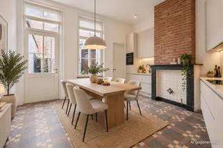 <p>Deze te renoveren woning ligt in het centrum van Ronse, op 5 minuten van scholen en openbaar vervoer.<br /><br />INDELING: zithoek en eetruimte, keuken, koer met berging, kelder. Op de verdiepingen bevinden zich 2 slaapkamers en de zolder met potentieel.<br /><br />TROEVEN: In te richten zolder, koer met berging, dubbele leefruimte + keuken, goedgelegen in het centrum. <br /><br />Te koop via Immo Beguin, jouw vastgoedexpert sinds 2009, met kantoren in Ronse, Waregem, Kortrijk, Deinze, Doornik en Lessines.<br /><br />Voor meer info of een bezoek contacteer ons gerust!<br />Info@immobeguin.be</p>