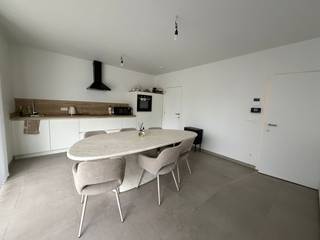 <br /><strong>Stijlvol gelijkvloers appartement van 80m² in het centrum van Maasmechelen.</strong><br /><br />Zeer centrale ligging, in de nabijheid van het winkelcentrum M2, de Pauwengraaf en Maasmechelen Village en de autostrades richting Nl. en Brussel/A’pen.<br /><br />Dit mooie appartement bestaat uit een inkomhal, een living met een moderne open keuken voorzien van alle apparatuur. Daarnaast is er een apart toilet, een berging, 2 slaapkamer en een badkamer met wastafelmeubel en douche.<br /><br />Aan de voorzijde van het gebouw beschikt men over een terras van 10m².<br /><br />In de ondergrondse afgesloten parkeergarage bevinden zich de autostaanplaats en de kelderberging.<br /><br />Er is een tevens lift aanwezig voor uw maximaal wooncomfort. Verder wordt het appartement voorzien van vloerverwarming.<br /><br />De gemeenschappelijke lasten bedragen 85 euro per maand.<br /><br />Dit prachtig appartement is per direct beschikbaar.<br /><br />Bij interesse kan u best uw telefoonnummer nalaten zodat wij u kunnen contacteren.<br />Alle kandidaat-huurders worden opgebeld in volgorde zoals de aanvragen binnenkomen.<br />Bedankt voor uw geduld.
