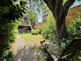 Aan de levendige Sint-Bavostraat in het centrum van Wilrijk ontdek je deze karaktervolle bel-etagewoning waar wonen, werken en samenleven perfect samenkomen. Deze woning is veel meer dan een klassiek huis: het is jouw nieuwe thuis met mogelijkheden. <br />Ideaal voor wie nood heeft aan extra ruimte, voor een zelfstandige, een handige Harry of wie droomt van een zorgunit voor een ouder of kind. Alles ligt klaar om jouw toekomst hier vorm te geven.<br /><br />Op het gelijkvloers wacht je een uitzonderlijke troef: een zeer ruime garage die vandaag perfect dienstdoet als opslag- of werkruimte, maar ook makkelijk plaats biedt voor twee wagens, fietsen, werkmateriaal of zelfs een kleine bestelwagen. Handig voor wie zijn werk letterlijk wil binnenrijden. Achteraan bevindt zich een aparte ruimte die uitnodigt om ingericht te worden als atelier of zelfs een compacte kangoeroewoonst. Een zorgunit voor een familielid? Een rustige praktijkruimte? De aparte ligging én zicht op de tuin zorgen hier voor rust en privacy.<br /><br />De eerste verdieping verwelkomt je in een grote, open leefruimte waar licht en gezelligheid centraal staan. De woning ademt authenticiteit en solide bouwkwaliteit uit – met charmante elementen die je zelden nog vindt. De aparte te vernieuwen keuken geeft uit op het terras met een trap naar de tuin, wat zorgt voor een vlotte verbinding tussen binnen en buiten. De tuin ligt op het noorden, wat betekent dat je op zomerse dagen verkoeling vindt en toch lang van het zonnetje geniet.<br /><br />Boven zijn er drie kamers en een badkamer. Twee grote slaapkamers vormen de perfecte uitvalsbasis voor een gezin of koppel met logees. De derde kamer kan dienen als kinderkamer, dressing of bureau – net wat je leven op dit moment vraagt. Met een doordachte renovatie kan je deze woning helemaal naar jouw smaak tillen. De structuur is robuust, de indeling logisch en de mogelijkheden legio.<br /><br />De ligging, pal in Wilrijk-centrum, zorgt ervoor dat je op wandelafstand zit van winkels, scholen, het charmante Steytelinckpark en vlotte verbindingen richting Antwerpen, Brussel en Mechelen. Of je nu kiest voor de rust van het park of de drukte van de stad: hier leef je op jouw ritme.<br /><br />Zin om hier jouw verhaal te schrijven? Ontdek de mogelijkheden van deze woning tijdens een bezoek – en voel zelf hoe ruimte, ligging en potentieel hier samenkomen.<br /><br />Bel ons vandaag nog voor een afspraak – want de mooiste kansen zijn snel weg!<br /><br />EPC :  369 kWh/m2 (Label D)<br />Stedenbouwkundige inlichtingen in aanvraag<br />Waterinfo : P-Score = A, G-Score = A<br /><br />Dit is niet wat je zoekt ? Al gehoord van AANKOOPBEGELEIDING ?   Wij zoeken, bezoeken en onderhandelen mee met jou voor eigendommen die worden aangeboden door particulieren, andere makelaars of eigendommen die zelfs (nog) niet te koop staan?<br />Vraag meer informatie over aankoopbegeleiding via welkom@dehuisleverancier.be of 0489/069.000<br /><br />de Huisleverancier : Persoonlijk, voor iedereen Service, Kwaliteit en Vertrouwen !