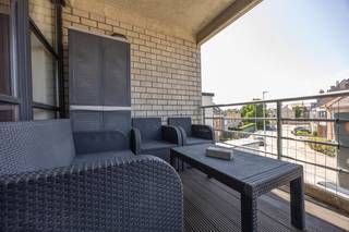 Dit ruime appartement biedt een <strong>aangename leefomgeving</strong> met veel comfort en een praktische indeling. De <strong>lichtrijke leefruimte </strong>vormt het hart van de woning en sluit aan op <strong>een functionele keuken.</strong><br /><br />Het appartement beschikt over <strong>drie volwaardige slaapkamers</strong>, een <strong>badkamer met douche</strong> en een <strong>afzonderlijk toilet.</strong> Aan de voorzijde bevindt zich een <strong>zonnig terras</strong>, ideaal om buiten te genieten.<br /><br />Extra troef is de ruime<strong> garagebox met elektrische poort achteraan het gebouw voor €35.000</strong>. Bovendien is er een <strong>lift aanwezig,</strong> wat zorgt voor een vlotte bereikbaarheid van het appartement.<br />Een comfortabele en ruime woonst, ideaal voor wie op zoek is naar drie slaapkamers, buitenruimte en een eigen garage.<br /><br />Meer info? U mag mij steeds bellen.