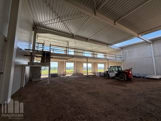 Unité PME neuve de 504 m² avec mezzanine/bureaux de 108 m² à vendre, <strong>avec une vue spectaculaire sur les champs</strong>! Cette unité fait partie du tout nouveau site PME “De Biest”, idéalement situé le long de la Bergensesteenweg (Beersel), offrant des unités PME durables et de haute qualité, avec des showrooms à l’avant combinés à des espaces de stockage.<br /><br />Le projet se compose de 32 unités PME de 216 m² à 432 m², pouvant éventuellement être réunies pour former de plus grandes entités (jusqu’à 3 564 m²). Les unités peuvent être utilisées comme espace de stockage, atelier ou hall de production, points de vente B2B, entrepôts de retrait, etc.<br /><br />Le site PME est divisé en trois bâtiments distincts, chacun offrant des opportunités uniques pour les entrepreneurs. À l’avant du parc, les entrepreneurs peuvent opter pour un showroom avec un espace de stockage à l’arrière. Le bâtiment central se compose d’unités PME équipées d’une porte sectionnelle (4 x 4,50 m), d’une porte d’accès séparée et d’une grande verrière. À l’arrière du site, se trouvent des espaces de stockage avec des bureaux offrant une vue phénoménale sur les champs.<br />La livraison de la première phase est prévue pour le T3 2026. <br /><br />Pour toute information sur la vente, plans (techniques), visites sur site et autres renseignements, veuillez contacter <strong>PANORAMA B2B au 0479 70 70 70</strong>