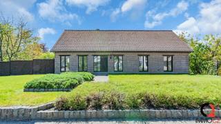 <p><strong>Karaktervolle open bebouwing met 5 slaapkamers, polyvalente hobbyruimte en bijgebouw op prachtig perceel van 1.775 m² in Veerle-Laakdal<br /><br /></strong>Langs de Diestse Baan in <strong>Veerle-Laakdal</strong> bevindt zich deze bijzonder ruime open bebouwing uit 1981, gelegen op een indrukwekkend perceel van maar liefst <strong>1.775 m²</strong>. Deze woning combineert royale volumes, een groene buitenomgeving en tal van mogelijkheden voor grote gezinnen, zelfstandigen of wie op zoek is naar extra hobby- of werkruimte.<br /><br />Vanaf het eerste moment voelt deze woning warm en uitnodigend aan. De lichtrijke leefruimte met gezellige <strong>Flam houtcassette</strong> biedt een prachtig zicht op de tuin en vormt het hart van de woning – een plek waar gezellig samenzijn centraal staat. Aansluitend bevindt zich de volledig ingerichte leefkeuken met ontbijthoek en directe toegang tot het terras, ideaal voor lange zomeravonden met familie en vrienden.<br /><br /><strong>Indeling<br /><br /></strong>Gelijkvloers<br />+ Inkomhal met open vestiairehoek<br />+ Apart gastentoilet met handenwasser<br />+ Ruime leefruimte met eet- en zithoek en zicht op de groene tuin<br />+ Volledig ingerichte leefkeuken met ontbijthoek en toegang tot het terras<br />+ Nachthal met toegang tot de kelder en verdieping<br />+ Slaapkamer 1 met ingemaakte kasten op parketvloer<br />+ Slaapkamer 2 met ingemaakte kasten op parketvloer<br />+ Slaapkamer 3 op parketvloer<br />+ Badkamer met ligbad<br />+ Wasplaats<br />+ Berging<br />+ Inpandige garage met automatische sectionaalpoort<br /><br /><strong>1e verdieping<br /></strong>+ Nachthal<br />+ Tweede badkamer<br />+ Slaapkamer 4<br />+ Slaapkamer 5<br />+ Zolderruimte boven de garage (mogelijkheid tot extra slaapkamer)<br />+ Polyvalente hobbyruimte van maar liefst <strong>85 m²</strong> – ideaal als atelier, bureau, studio, praktijkruimte of extra slaapkamers<br /><br />De woning is bovendien volledig onderkelderd, deels als volwaardige kelder en deels als kruipkelder.<br /><br /><strong>Buitenruimte<br /></strong>Ook buiten heeft deze eigendom bijzonder veel te bieden. De ruime tuin vormt een groene oase van rust en privacy, terwijl het aparte bijgebouw met <strong>2 garages en carport</strong> perfect is voor hobbyisten, zelfstandigen of extra opslagruimte. Tevens is er een afgesloten afrit met elektrisch bedienbare scharnierpoort.<br /><br /><strong>Extra info<br /></strong>+ Zonnepanelen aanwezig<br />+ Regenwaterrecuperatiesysteem<br />+ Balansventilatie systeem D<br />+ Centrale verwarming op aardgas via radiatoren<br /><strong>+ EPC:</strong> <strong>214 kWh/m²/jaar – Label C<br /></strong>+ Elektrische installatie niet conform AREI<br />+ Asbestattest: 4 materialen zorgvuldig beheren en 1 dringend verwijderen<br />+ P-score: D | G-score: D<br /><br /><strong>Ligging<br /></strong>De woning geniet van een strategische ligging in <strong>Veerle-Laakdal</strong>, met winkels, scholen en openbaar vervoer in de onmiddellijke omgeving. Bovendien bevindt de <strong>E313</strong> zich op korte afstand, wat zorgt voor een vlotte verbinding richting Antwerpen en Hasselt.</p>