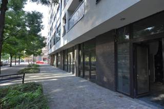 In a building built in 2012, there is a glazed ground floor of 620 m², divided into different spaces. The space was completely renovated in 2019...