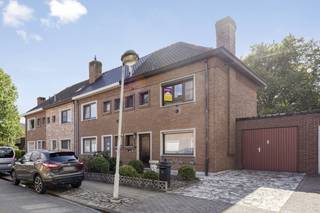 Vlakbij het centrum van Beveren kan je deze interessante woning terugvinden.<br />Deze woning geniet een uitstekende locatie vlakbij scholen, winkels en openbaar vervoer. <br /><br />Je komt de woning binnen via de inkomhal, verder zijn er twee handige bergingen.<br />Vanuit de inkomhal kom je in de leefruimte, die aansluit op de keuken.<br />De veranda, ingericht met een leuke bar.<br />De keuken geeft toegang tot een extra berging, voorzien van aansluitingen voor wasmachine en droogkast.<br />Verder is er op het gelijkvloers een apart toilet aanwezig.<br /><br />De veranda vormt een aangename overgang naar buiten en geeft rechtstreeks toegang tot het terras en de gezellige tuin.<br />Achteraan de tuin bevindt zich een tuinhuis, ideaal voor extra stockage.<br /><br />Op de eerste verdieping zijn er <strong>twee ruime slaapkamers </strong>en de badkamer, voorzien van een zitbad, lavabo en toilet.<br />Via een vaste trap bereik je de zolderverdieping. Deze ruimte kan dienen als <strong>derde slaapkamer</strong>, hobbyruimte of bureau. <br /><br />Als kers op de taart is er nog een ruime garage.<br /><br />Bron bewoonbare oppervlakte: EPC-certificaat.<br />Renovatieverplichting residentiële gebouwen van toepassing.<br />https://www.vlaanderen.be/een-huis-of-appartement-kopen/renovatieverplichting-voor-residentiele-gebouwen<br /><br />Een gezellige woning met leuke tuin, in het hart van Beveren.<br />Interesse? Contacteer ons op 03/775.78.79 voor meer informatie of een bezoek!<br />Ben je ook van plan jouw eigendom te verkopen? Maak een afspraak voor een gratis schatting, wij maken er samen een succesverhaal van.