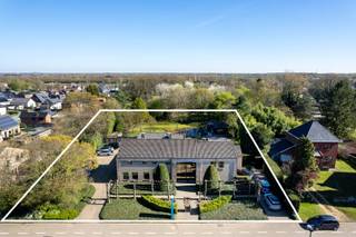 OVERDRACHT VAN AANDELEN MOGELIJK <br />Ontdek dit unieke aanbod gelegen op één van de drukste wegen van Heusden-Zolder.<br />Deze uitzonderlijke eigendom combineert een ruim en professioneel kantoorgebouw met een stijlvolle en comfortabele villa. Het kantoor is volledig ingericht en biedt voldoende ruimte voor een team van maar liefst 20 medewerkers. <br />Aansluitend bevindt zich de villa, die garant staat voor rust en privacy. De woning beschikt over vier slaapkamers, perfect voor een gezin of om extra ruimtes in te richten als bureau, dressing of hobbykamer. De twee ruime leefruimtes bieden tal van mogelijkheden voor ontspanning en ontvangst, terwijl de volledig uitgeruste keuken en de badkamer alle comfort bieden die u nodig heeft in het dagelijkse leven.<br />Heel het gebouw is onderkelderd en is momenteel ingericht als archiefruimte en fitnessruimte.<br />Buiten wordt het plaatje compleet gemaakt door een prachtig aangelegde tuin, hier vindt u een uitnodigend zwembad met een sfeervol paviljoen, ideaal voor zomerse dagen en gezellige avonden. Daarnaast zorgt de vijver voor een rustgevend en natuurlijk accent, waardoor u zich in een oase van groen waant.<br />Rondom het gebouw kunnen makkelijk 15 auto's parkeren.<br />Dit gebouw is de perfecte keuze voor wie wonen en werken op één locatie wil combineren, zonder in te boeten aan luxe, ruimte of uitstraling.<br /><br />Wil je graag het pand eens bezichtigen? Bel dan snel op het nummer 0491 15 30 43 of mail naar hallo@nielsvastgoed.be