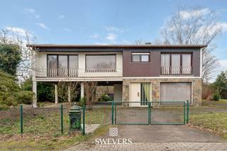 Voor meer info en foto’s, surf naar www.swevers.be – Te midden van het groene Averbode (Scherpenheuvel-Zichem) vind je deze bel-etage woning op een uitzonderlijk perceel van maar liefst ruim 54 are, met extra weide van 30a 90ca (op wandelafstand). De woning uit 1965 biedt 225 m² bewoonbare oppervlakte, verdeeld over twee verdiepingen met drie slaapkamers, één badkamer en een aparte inpandige garage. Hoewel renovatie nodig is, vormt dit huis een solide basis voor wie zijn droomwoning wil creëren op een unieke locatie.<br />De gelijkvloerse verdieping biedt onder andere de centrale trap, en een inpandige garage met ruime berging, apart toilet, en een ruimte vooraan. Op de eerste verdieping vind je een lichtrijke woonkamer van 28 m² met visgraatparket, een gesloten keuken, aparte eetkamer, drie slaapkamers (13 m², 13 m², 6 m²) en een eenvoudige badkamer. <br />Het zuidgerichte perceel is ideaal voor tuinliefhebbers, dierenhouders of agrarische invulling, met vergunde paardenstal en schutstal. De woning ligt rustig, op 300 m van openbaar vervoer en 10 km van de snelweg. Voor meer informatie, bel 011 255 155. Bron bewoonbare oppervlakte: EPC – verslag. Dit pand is onderworpen aan de renovatieverplichting van de Vlaamse overheid voor residentiële gebouwen (behoudens bij sloop binnen 5 jaar na de aankoop). Consulteer voor meer informatie de website van het Vlaams Energie- en Klimaatagentschap via https://www.vlaanderen.be/een-huis-of-appartement-kopen/renovatieverplichting-voor-residentiele-gebouwen.