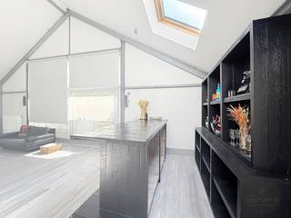 Deze polyvalente ruimte is gelegen op een vrij commerciële ligging vlakbij Groentenmarkt, Lippenslaan, etc..Via het garage complex is een deur met...