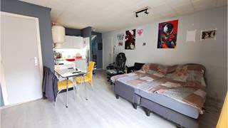 Comfortabele en <strong>gezellige STUDIO</strong> op een interessante ligging in Assebroek Brugge.<br />+ Vlakbij de ring en winkels!<br />+ Heel vlotte verbinding naar centrum Brugge!<br />+ Uitstekende mobiscore  9,1 op 10! <br /><br />Omvat een inkom, leef- en slaapruimte met open ingerichte kitchenette, badkamer met douche en toilet, gemeenschappelijke berging.   <br />#leukwonen #assebroek #brugge<br /><br />Beschikbaar 1 november 2026