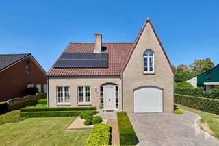 Ruime, instapklare woning (270 m²) met een lichtrijke leefruimte, 4 slaapkamers, 2 badkamers en een inpandige garage.<br />Vanuit de veranda heb je een mooi zicht op de aangelegde tuin, deze beschikt over 2 terrassen en een tuinhuis.<br />Het volledige perceel heeft een oppervlakte van 726 m² en is gelegen in een aangename buurt nabij het centrum van Lommel.<br /><br /><strong>INDELING:</strong><br /><strong>Gelijkvloers:</strong> inkomhal, woonkamer, keuken, veranda, badkamer met toilet, wasplaats, garage<br /><strong>Eerste verdieping: </strong>nachthal, 4 slaapkamers, badkamer <br /><br /><strong>BIJZONDERHEDEN:</strong><br />- Ruim &amp; instapklaar;<br />- houtkachel in woonkamer;<br />- zolder &amp; kelder aanwezig;<br />- elektriciteit conform;<br />- zonnepanelen (3.250 Wp);<br />- rolluiken.<br />- centrale ligging.