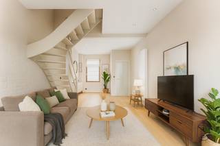 Goedgelegen instapklare woning met stadstuin. INDELING: inkom, leefruimte met open haard, moderne keuken, badkamer en wasplaats met aansluiting...