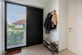 Deze instapklare woning combineert comfort, ruimte en een rustige ligging nabij Ieper. Dankzij de praktische indeling en moderne voorzieningen is dit de ideale woning voor wie op zoek is naar een energiezuinige thuis met vlotte bereikbaarheid.Bij het binnenkomen wordt u verwelkomd in een lichtrijke leefruimte die naadloos aansluit op de open keuken. Deze aangename leefomgeving vormt het hart van de woning en biedt voldoende ruimte voor het hele gezin. Op het gelijkvloers bevinden zich daarnaast een praktische berging, een afzonderlijk gastentoilet en een bureau dat perfect dienst kan doen als thuiswerkplek, hobbyruimte of speelkamer.Op de eerste verdieping vindt u drie volwaardige slaapkamers, een badkamer uitgerust met zowel een ligbad als een douche en een tweede apart toilet. De zolder zorgt voor extra opslagruimte.Buiten geniet u van een ruime tuin met verzicht. Verder beschikt de woning over een carport, een oprit met plaats voor minstens twee wagens en een tuinberging.De rustige ligging nabij Ieper en de vlotte verbinding naar de A19 maken deze woning extra aantrekkelijk voor wie comfortabel wil wonen met alle voorzieningen binnen handbereik.De kijkdag gaat door op zaterdag 27 juni.Interesse? Plan je bezoek in via Dewaele.com!Wie dat wenst, kan tot en met dinsdag 30 juni om 18u een bod onder gesloten omslag indienen. De ontvangen biedingen worden daarna in overweging genomen.De algemene voorwaarden van Dewaele DIY kunt u steeds raadplegen via dewaele.com.Bestuursmaatregelen in het maatregelenregister: in aanvraag