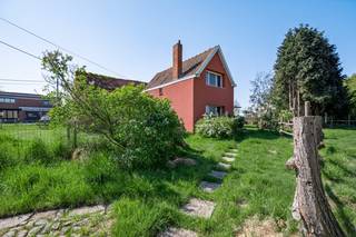 Landelijk gelegen, charmante OB met 3 slaapkamers, op te frissen stal en weide op een totale grondoppervlakte van 2235 m² te Koningshooikt. Deze...