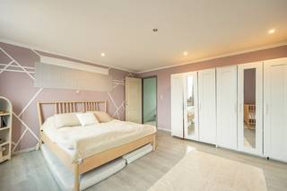 Welkom in deze uitzonderlijk ruime woning op een centrale ligging.  Dit betreft een woning ideaal voor gezinnen, samengestelde families en kangoeroewonen.<br />Met maar liefst 6 volwaardige slaapkamers (mogelijkheid tot 8 slaapkamers), 3 badkamers, 2 keukens, biedt deze woning een zee aan ruimte en flexibiliteit. <br />Elke verdieping onthult nieuwe kansen: van extra leefruimte tot werk- of hobbykamers — hier creëert u eenvoudig een indeling die perfect aansluit bij uw wensen.<br />Bovendien geniet u van een gunstig EPC-label B en een conforme elektriciteit, wat garant staat voor energiezuinig wonen. Een stevige, toekomstgerichte basis waarop u verder kunt bouwen.<br />Kortom, een unieke opportuniteit voor wie op zoek is naar ruimte, comfort en veelzijdigheid op een centrale locatie.<br /><br /><u>Leefruimtes met karakter</u><br />Op het gelijkvloers zorgen twee ruime kamers, een gezellige woonkamer, een grote keuken en een badkamer voor een warme, uitnodigende sfeer. Achteraan wacht een onderhoudsvriendelijke tuin met een zonnig terras van ca. 45 m² — de perfecte plek voor lange zomeravonden, spelende kinderen of rustige momenten in de buitenlucht.<br />De bovenverdiepingen zijn slim en flexibel ingedeeld:<br />- eerste verdieping: twee slaapkamers, een badkamer en een praktische (was)berging.<br />- tweede verdieping: een keuken met aansluitende badkamer en twee ruime slaapkamers — ideaal als aparte leefunit.<br />- derde verdieping: opnieuw twee ruime slaapkamers en een wasplaats met achterliggende badkamer.<br />De droge kelder van ca. 80 m², uitgerust met een nieuwe Vaillant condensatieketel, biedt extra opslag en technische ruimte. De aanwezigheid van 3 gasmeters en 2 elektriciteitsmeters onderstreept het unieke potentieel van deze woning.<br /><br /><br /><br />📩 Meer info of een bezoek: info@wellimmo.net<br />📞 03/225 00 68 of 0468/07 55 56 (Gerd)<br /> 