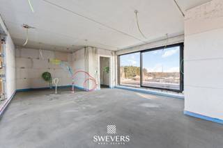 Voor meer info en foto’s, surf naar www.swevers.be – In het moderne nieuwbouwproject aan de Brugstraat 67 in Heusden-Zolder vind je dit instapklare appartement op de derde verdieping. Het kleinschalige gebouw met acht appartementen en één handelspand wordt opgeleverd zomer 2026 en voldoet met een E-peil van 30 (verlaagbaar naar 20 met zonnepanelen) aan de strengste energie-eisen. Met een bewoonbare oppervlakte van 83,02 m² geniet je van een lichtrijke leefruimte met open keuken (36,53 m²), een ruime slaapkamer (13,11 m²) en een moderne badkamer met douche. Extra bergruimte is voorzien in een aparte berging, een inkomhal en een gastentoilet. Het grote terras van 33 m² biedt een ideale zoninval in de namiddag en avond en garandeert rust en privacy. Het gebouw beschikt over een lift, optionele bovengrondse parkeerplaatsen en kelderbergingen. Daarnaast is er een gemeenschappelijke fietsenstalling. De ligging is uitstekend: winkels, scholen en openbaar vervoer bevinden zich op wandelafstand, terwijl de snelwegen vlot bereikbaar zijn. Belangrijk om te weten: de grondwaarde bedraagt 49.500 €, waarop slechts 12% registratierechten (6% onder voorwaarden) gelden. Op de constructiewaarde van 233.900 € is 21% btw verschuldigd (6% onder voorwaarden). Voor meer informatie, bel 011 255 155.