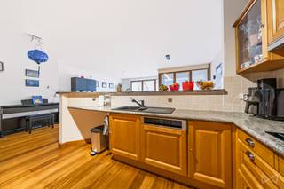 <p><span>We Invest heeft het genoegen u dit prachtige appartement voor te stellen, gelegen op de eerste verdieping van een goed beheerde en goed onderhouden mede-eigendom.</span></p>
<p><span>De wijk waarin het appartement zich bevindt, de wijk ‘Bon Pasteur’, behoeft geen verdere introductie. Dankzij de vlotte bereikbaarheid, de nabijheid van alle voorzieningen en de verschillende groene zones op slechts enkele minuten wandelafstand, behoort deze wijk tot de meest gegeerde buurten van de noordelijke Brusselse gemeenten.</span></p>
<p><span>Het appartement heeft een oppervlakte van ± 98 m² volgens het EPC-attest en is als volgt ingedeeld: inkomhal met vestiaire, lichtrijke woonkamer met eetruimte en open, volledig uitgeruste keuken, wasruimte/technische ruimte, twee mooie slaapkamers met toegang tot het terras en een vrij uitzicht, en een badkamer met douche en ligbad. De woonkamer biedt bovendien toegang tot het tweede terras.</span></p>
<p><span>Een kelder en een parkeerplaats (€ 25.000 extra) vervolledigen dit pand.</span></p>
<p><strong><span>Technische kenmerken:</span></strong><span> EPC-label D en conforme elektrische installatie. Verwarming op gas.</span></p>
<p><span>Goed om te weten: de raamkozijnen werden recent vervangen, net als enkele keukenapparaten. U hoeft enkel nog uw koffers uit te pakken!</span></p>
<p><strong><span>Info en bezoeken:</span></strong><span> </span><span>maxime.l@weinvest.be</span><span> – 02 315 77 22</span></p>