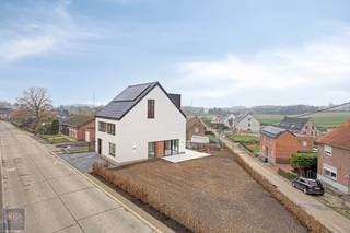 Instapklare, volledig gerenoveerde woning in LubbeekIn het groene Lubbeek, bevindt zich deze volledig vernieuwde woning (+/- 340m² inclusief kelder)...