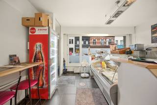 <h1><span>Opbrengsteigendom met handelszaak Babelle én verhuurde duplexwoning in Mariaburg</span></h1>
<p><span>Op een uitstekende locatie in Mariaburg wordt deze veelzijdige opbrengsteigendom aangeboden voor </span><strong><span>€ 425.000, inclusief de volledige overname van broodjeszaak Babelle</span></strong><span>. De verkoop omvat zowel het vastgoed als de handelszaak met inrichting, meubilair, professionele uitrusting en handelsfonds/klantenbestand.</span></p>
<p><span>Op het gelijkvloers bevindt zich de reeds meer dan 15 jaar gevestigde broodjeszaak </span><strong><span>Babelle</span></strong><span>. De bovenliggende duplexwoning beschikt over een aparte toegang en is momenteel verhuurd voor </span><strong><span>€ 1.000 per maand + € 200 per maand voor het gebruik van water, gas en elektriciteit</span></strong><span>. De huurovereenkomst heeft een looptijd van één jaar en ging van start op </span><strong><span>1 juni 2026</span></strong><span>.</span></p>
<h2><span>Gelijkvloers – broodjeszaak Babelle</span></h2>
<p><span>De handelsruimte is volledig ingericht en uitgerust voor de verdere uitbating van de bestaande broodjeszaak.</span></p>
<ul>
<li><span>Commerciële ontvangstruimte met vitrine, toonbank en koelinstallaties</span></li>
<li><span>Twee aangename eetruimtes met samen ca. 45 m², voorzien van tegelvloer en meubilair</span></li>
<li><span>Professioneel uitgeruste keuken van ca. 8 m² met onder meer 5-pits gasvuur, dubbele friteuse, industriële dampkap, vaatwasser, microgolfoven, saladière en ruime koelkast</span></li>
<li><span>Afzonderlijke toiletten voor dames en heren</span></li>
<li><span>Aangelegde tuin met kunstgras, zithoek en de nodige privacy, ideaal als buitenruimte voor klanten tijdens de warmere maanden</span></li>
</ul>
<h2><span>Eerste verdieping – duplexwoning</span></h2>
<p><span>De duplexwoning heeft een afzonderlijke inkom en vormt zo een volledig afgescheiden wooneenheid.</span></p>
<ul>
<li><span>Inkomhal op parketvloer</span></li>
<li><span>Lichtrijke leefruimte met grote raampartijen, eetplaats en zithoek</span></li>
<li><span>Open keuken met gasvuur, oven, dampkap en voldoende werk- en kastruimte</span></li>
<li><span>Aansluitingen voor wasmachine en droogkast</span></li>
<li><span>Verzorgde badkamer met inloopdouche, lavabo en modern tegelwerk</span></li>
</ul>
<h2><span>Tweede verdieping</span></h2>
<ul>
<li><span>Nachthal </span></li>
<li><span>Ruime master bedroom van ca. 28 m² </span></li>
<li><span>Tweede slaapkamer van ca. 15 m².</span></li>
<li><span>Apart toilet met handenwasser</span></li>
</ul>
<h2><span>Vastgoed én handelszaak in één aankoop</span></h2>
<p><span>Deze eigendom biedt een interessante combinatie van </span><strong><span>vastgoed, handelsactiviteit en huurinkomsten</span></strong><span>. Voor </span><strong><span>€ 425.000</span></strong><span> verwerft u het pand met de volledig ingerichte broodjeszaak Babelle én de bovenliggende duplexwoning.</span></p>
<p><span>De duplexwoning is sinds </span><strong><span>1 juni 2026 verhuurd via een huurovereenkomst van één jaar aan € 1.000 per maand</span></strong><span>, aangevuld met </span><strong><span>€ 200 per maand voor het gebruik van water, gas en elektriciteit</span></strong><span>.</span></p>
<p><span>Een veelzijdige opportuniteit voor wie in Mariaburg op zoek is naar een opbrengsteigendom waarbij een bestaande handelszaak en een verhuurde woonentiteit worden gecombineerd.</span></p>
<p><strong><span>Interesse in deze eigendom en de overname van Babelle? Bel ons op 03 535 12 75 voor bijkomende informatie, de voorwaarden van de overname of een bezoek ter plaatse.</span></strong></p>
<p><br /><strong>BEWOONBARE OPPERVLAKTE</strong>: De vermelde “bewoonbare oppervlakte” is gebaseerd op de “bruikbare vloeroppervlakte” zoals vermeld in het EPC.</p>