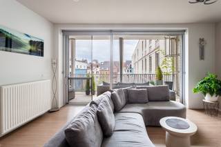 Wonen in Falconhoven betekent genieten van een unieke combinatie van rust en stadsleven. Gelegen tussen de historische binnenstad en het Eilandje woont u op wandelafstand van de Scheldekaaien, winkels, restaurants en openbaar vervoer. De verzorgde architectuur, groene binnentuinen en het charmante, verscholen plein creëren een rustige woonomgeving in het hart van Antwerpen.<br /><br />Dit recente appartement (2019) op de tweede verdieping beschikt over een lichtrijke leefruimte met open, volledig uitgeruste keuken en toegang tot een terras met zicht op een sfeervol plein. Verder zijn er twee volwaardige slaapkamers, een moderne badkamer met inloopdouche en dubbele lavabo, een gastentoilet en een praktische berging met aansluiting voor wasmachine en droogkast. <br /><br />Een instapklaar appartement waar comfort, kwaliteit en een toplocatie hand in hand gaan.<br />Verplichte vermeldingen • Epc: 35 kWh/m2 • E-peil: E24 • P-score: D • G-score: D • Stedenbouwkundige gegevens in aanvraag